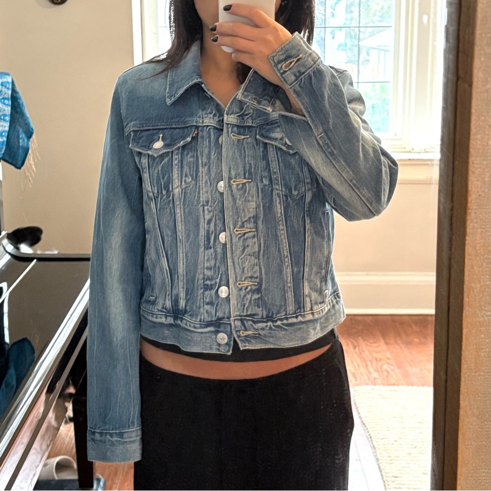 LEVI’S Medium/Dark Wash Denim Jean Jacket